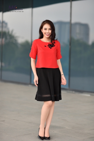Áo croptop đính hoa cách điệu
