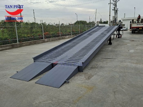 Cầu dẫn xe nâng lên container