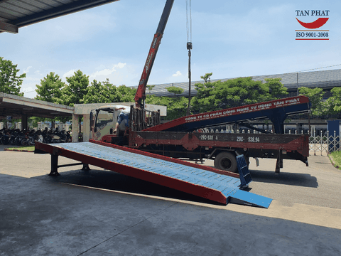 cầu dẫn xe nâng hàng lên container được lắp đặt tại Topla