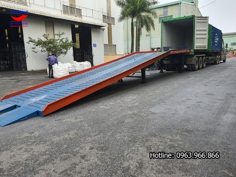 cầu dẫn xe nâng hàng lên container được lắp đặt tại Topla