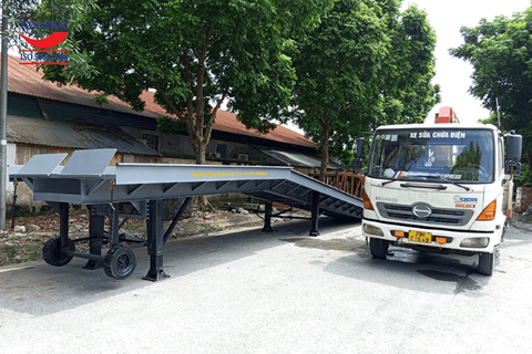 cầu dẫn xe nâng lên container 12 tấn