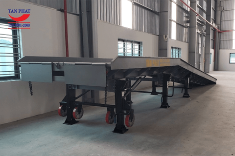 cầu dẫn xe nâng lên container 12 tấn