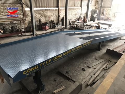 Cầu xe nâng lên container 12m cận cảnh