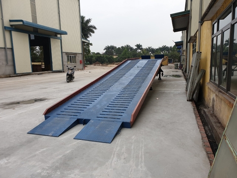 Thi công, lắp đặt cầu lên container tại Tân Phát