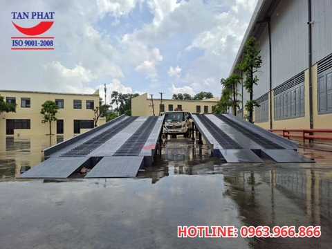 Giá Cầu Dẫn Xe Nâng Lên Container Mới Nhất
