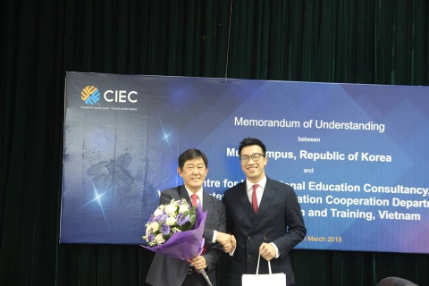 Trung tâm tư vấn giáo dục quốc tế và Multicampus kí thỏa thuận hợp tác giáo dục