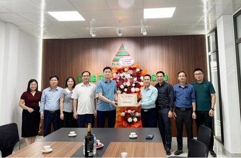 LÃNH ĐẠO XÃ VẠN PHÚ THĂM VÀ CHÚC MỪNG NACICO NHÂN DỊP KỶ NIỆM 19 NĂM THÀNH LẬP