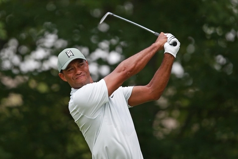 Tiger Woods trải qua phẫu thuật trên đầu gối trái
