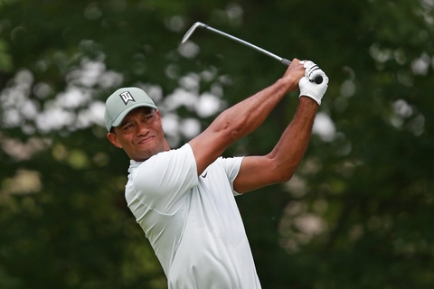 Tiger Woods trải qua phẫu thuật trên đầu gối trái