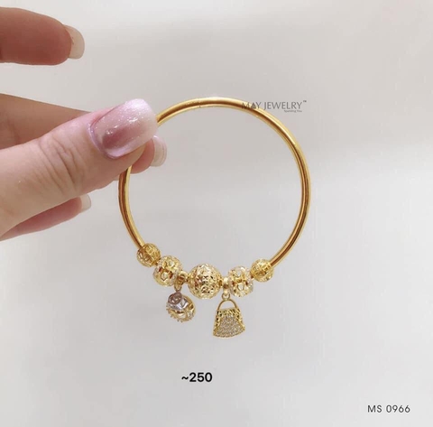 Charm: Cùng khám phá bộ sưu tập charm mới nhất đến từ các thương hiệu uy tín nhất thế giới. Những món trang sức này sẽ giúp bạn thể hiện cá tính và phong cách của mình một cách tuyệt vời. Thật dễ dàng để tìm thấy một cái charm ưng ý chỉ với một cú click chuột!