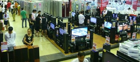 Giảm giá hơn chục triệu đồng, khách hàng ồ ạt lên đời TV