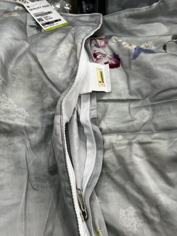 Chăn 4 mùa Everon được chần một mặt bông mỏng và có khóa để lồng ruột chăn