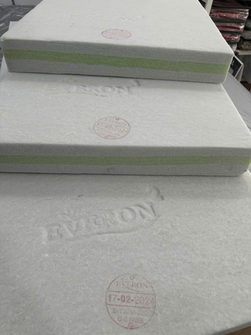 Ruột lõi xanh cùng logo in chìm và dấu QC của đệm bông ép Everon