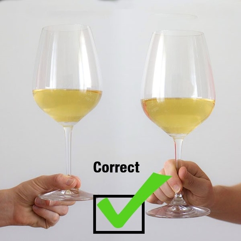 Hướng dẫn cầm ly rượu vang đúng nhất