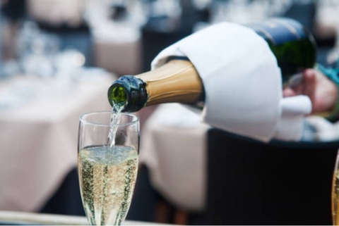 Làm sao để mở chai champagne mà không làm rượu bị trào ra?