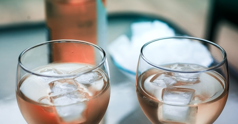 Nên thêm đá vào rượu khi nào là thích hợp?