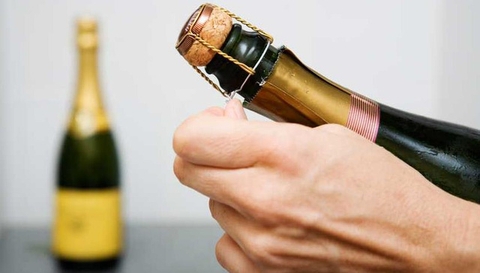 Làm sao để bảo quản một chai rượu vang sau khi đã mở nắp?