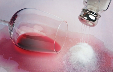 Làm thế nào để tẩy đi vết ố rượu vang trên quần áo?