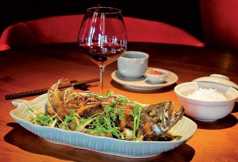 Ăn cá nên uống vang đỏ hay vang trắng?