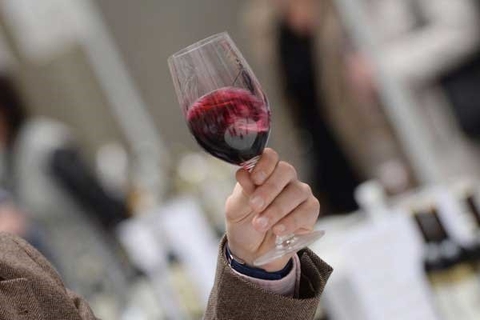 Tại sao nên lắc ly rượu vang trước khi uống, nên lắc thế nào mới đúng?