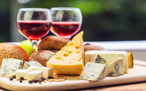 Vì sao rượu vang đỏ thường kết hợp với phô mai?