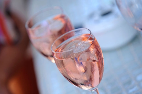 Có nên cho đá vào rượu vang không?
