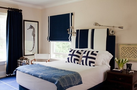 Phòng ngủ với gam màu xám sang trọng và vàng thanh lịch.