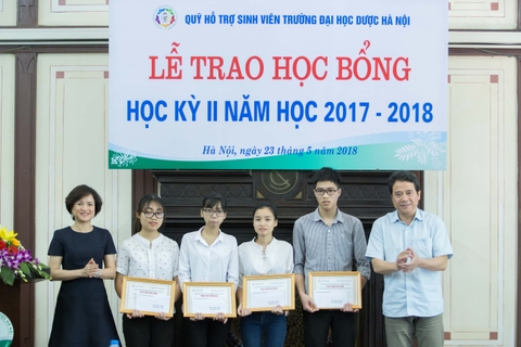 Sao Thái Dương tham gia vào lễ trao học bổng cho sinh viên học kì II năm học 2017-2018, Trường Đại Học Dược Hà Nội