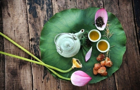 Sự khác biệt về công dụng giữa việc uống trà ướp bông sen vào buổi sáng và buổi tối