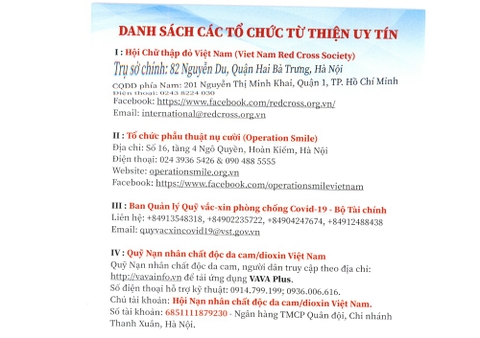 Cán bộ công nhân viên Tân Cương Xanh trao tặng món quà nhỏ cho Qũy Chất Độc Da Cam Dioxin