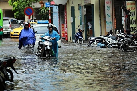 HN bất ngờ mưa lớn đầu hè, người dân “bơi” trong nước