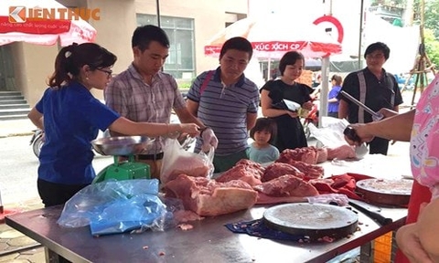 Dân Hà Nội đổ xô mua thịt lợn đồng giá 39.000 đồng/kg