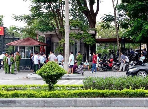 Dân Sầm Sơn kéo tới UBND tỉnh Thanh Hóa 