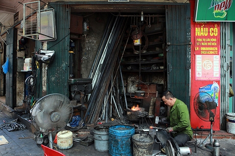 Khó tin giữa lòng phố cổ Hà Nội vẫn có người đàn ông làm nghề này