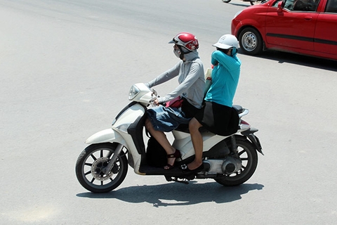 Nóng vượt ngưỡng 40 độ C, người Hà Nội mở mắt là thấy nắng