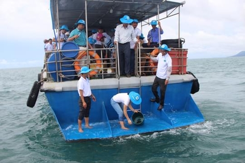 Phú Quốc thả 1 triệu con ghẹ xuống biển