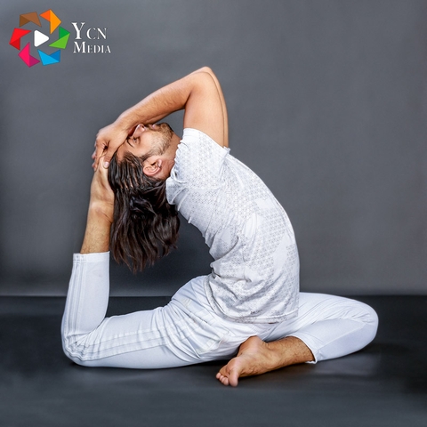 Chụp ảnh các tư thế tập Yoga cho HLV người Ấn Độ trong studio Hà Nội