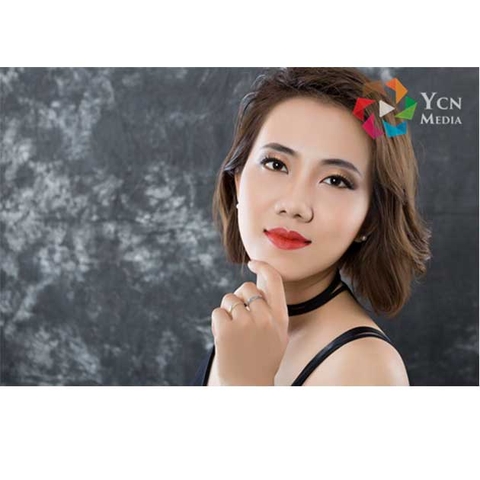 Chụp ảnh Beauty phong cách trẻ trung hiện đại với phông loang trong studio Hà Nội