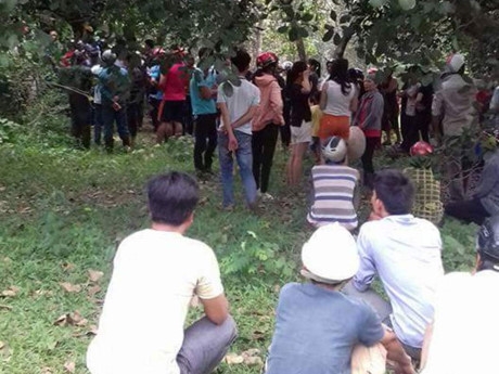 Đi hái mít cùng chồng, người vợ bị câm điếc bẩm sinh rơi xuống giếng tử vong