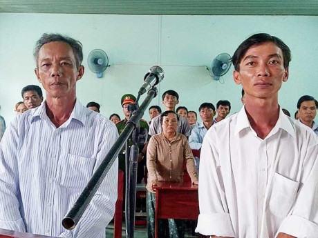 Tòa tuyên 2 nông dân phạm tội nhận hối lộ