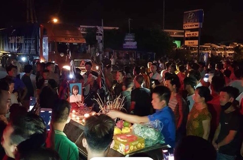 Người thân 2 thiếu nữ tử vong ở Hưng Yên mang quan tài ra phố