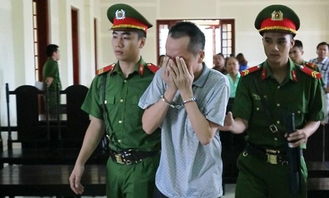 Thầy giáo ôm mặt khóc sau khi bị tuyên án tử hình