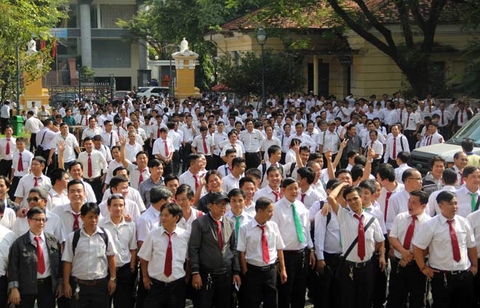 Cả trăm tài xế Vinasun vây kín sân tòa trong phiên xử đòi Grab bồi thường 41 tỷ đồng