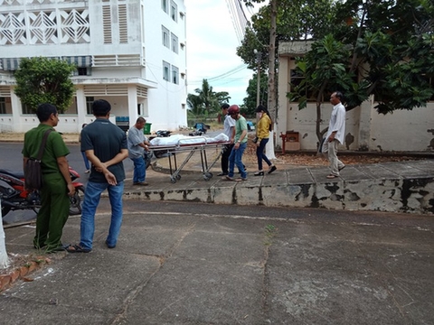 Đối tượng nghi ngáo đá đâm chết trung tá công an rồi tự sát