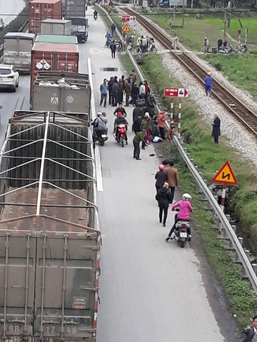 Khủng khiếp: Xe tải lao vào đoàn người đi viếng nghĩa trang, 8 người tử vong