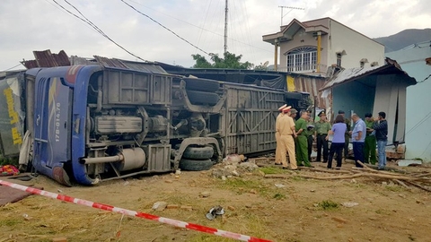 Hiện trường xe khách tông sập nhà dân, 38 người bị thương