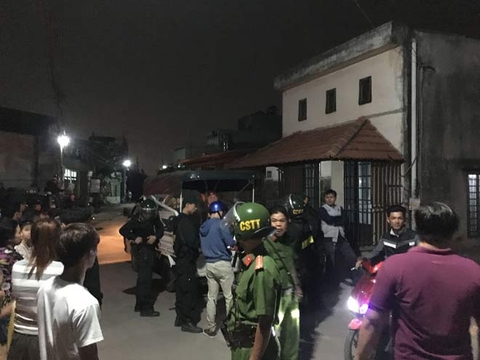 Bị hàng xóm chém, chồng lấy thân mình che chở cho vợ bầu và con nhỏ