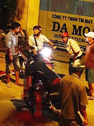 Kinh hoàng, người đàn ông bị đâm chết ngay trên xe máy sau va chạm giao thông