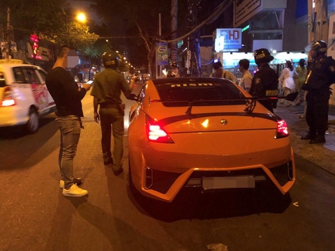 Tài xế lái ‘xe sang’ khai báo mang theo dao để… chặt chuối