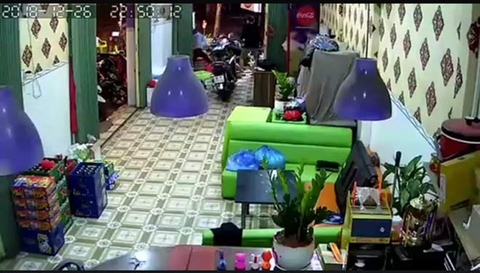 Bắt khẩn cấp 5 đối tượng chém nhân viên quán cà phê nguy kịch
